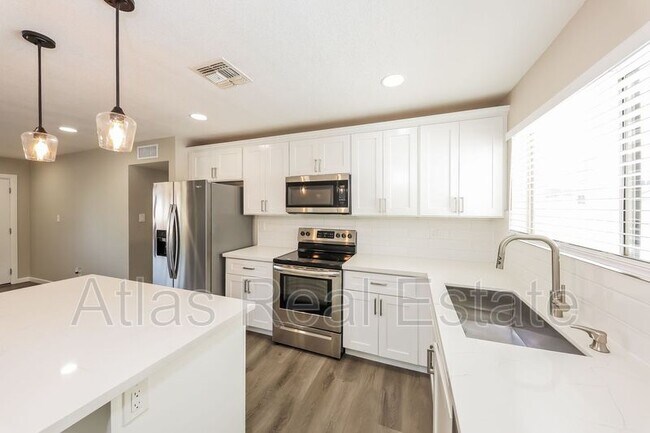 Building Photo - 4207 W Poinsettia Dr
