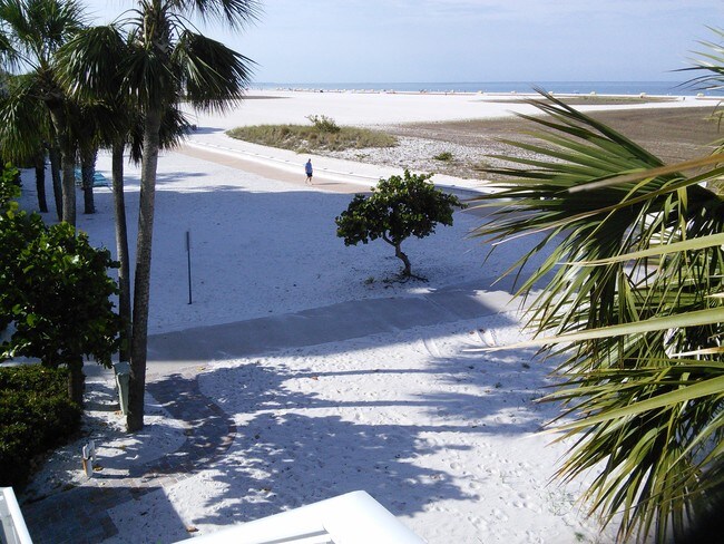 Sendero de playa hacia el sur - 11000 Gulf Blvd