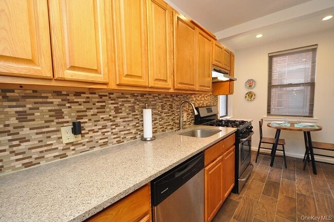 Building Photo - 142 Garth Rd