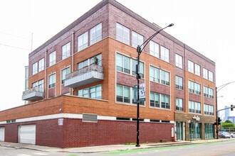 Building Photo - 1001 N Milwaukee Ave