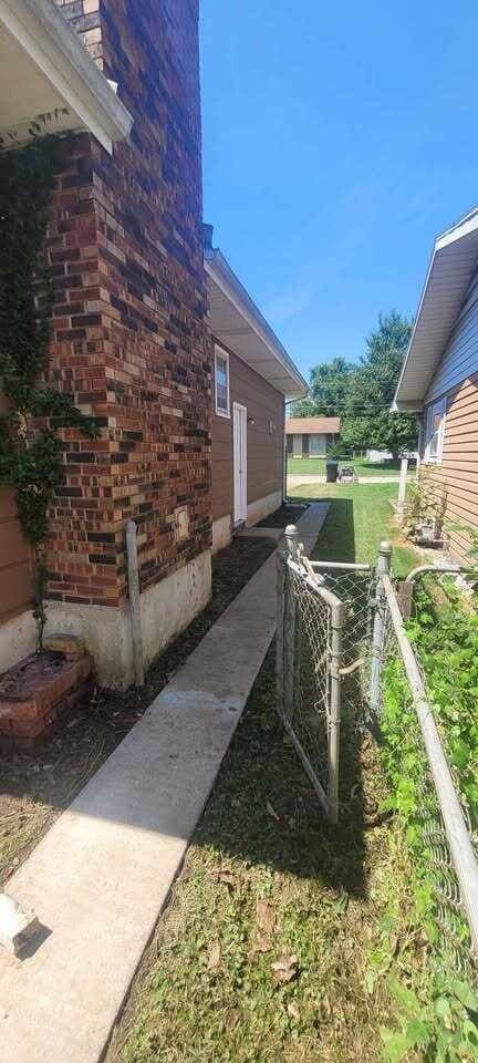 Building Photo - 918 S Luster Ave