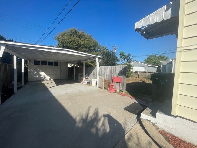 Foto del edificio - Alameda Estate Gem with Covered Parking & ...