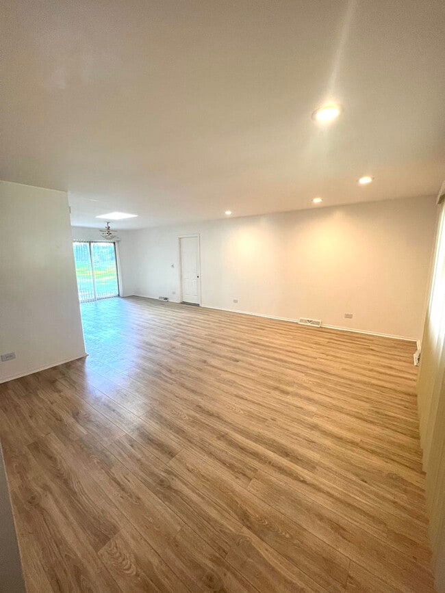 Building Photo - 14949 Highland Ave
