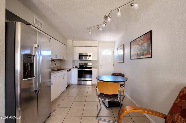 Foto del edificio - 6819 N 12th St