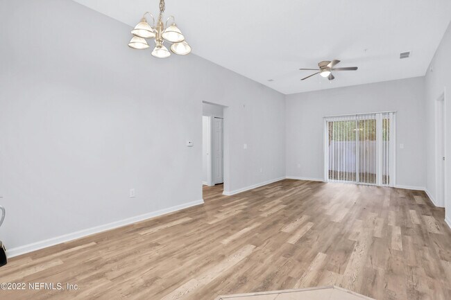 Foto del edificio - 7920 Merrill Rd