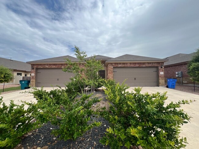 Building Photo - Luxury 3/2 Duplex in Seguin, Texas