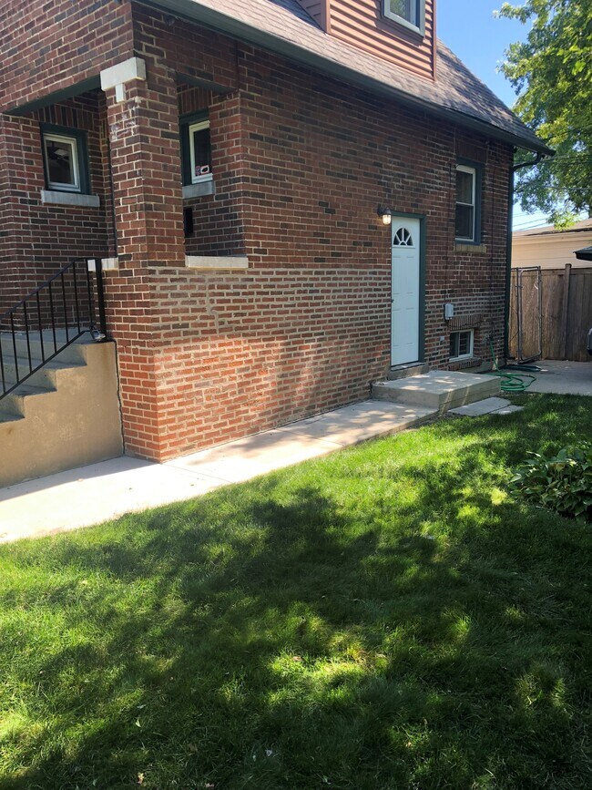 Building Photo - 1839 Darrow Ave