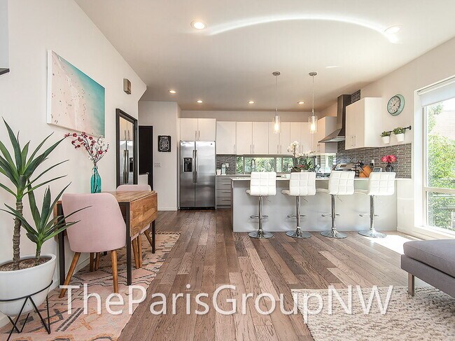 Foto del edificio - Stunning Mod 3BR+Den, 3.5BA Townhome * XL Roof Deck *A/C ++