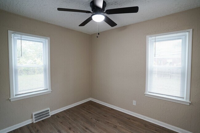 Foto del edificio - This beautifully updated 2-bedroom, 1-bath...