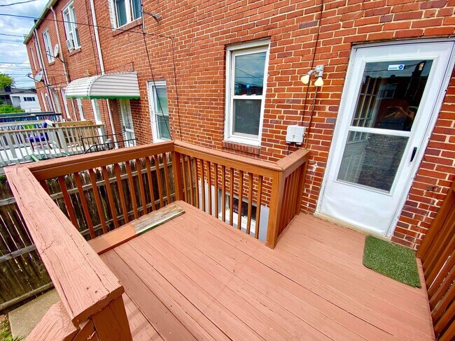 Foto del edificio - Charming 2 Bedroom/1 Bathroom Townhome in Morrel Park, MD!