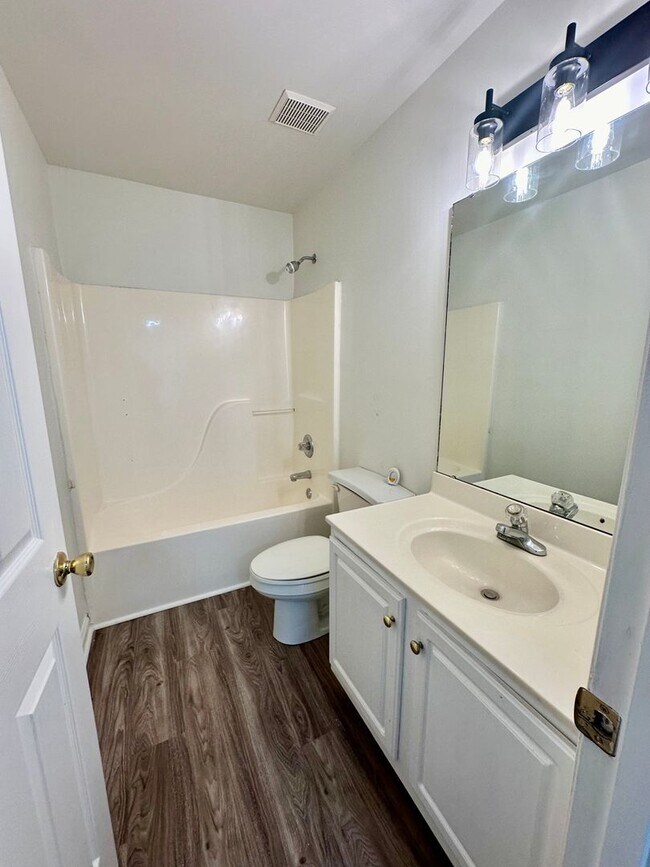 Building Photo - Spacious 3 Bedroom House for Rent Near Air...
