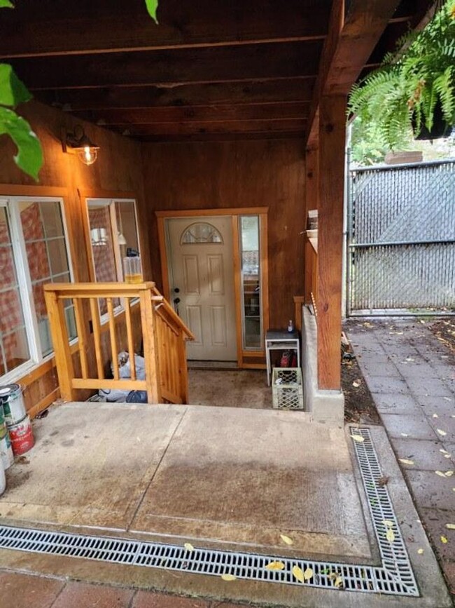 Building Photo - 3 bedroom 1 Bath Great Location Fully Fenc...