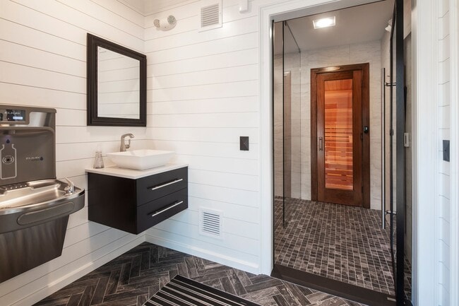 Building Photo - Hickory Manor: In-Unit Washer & Dryer, Hea...