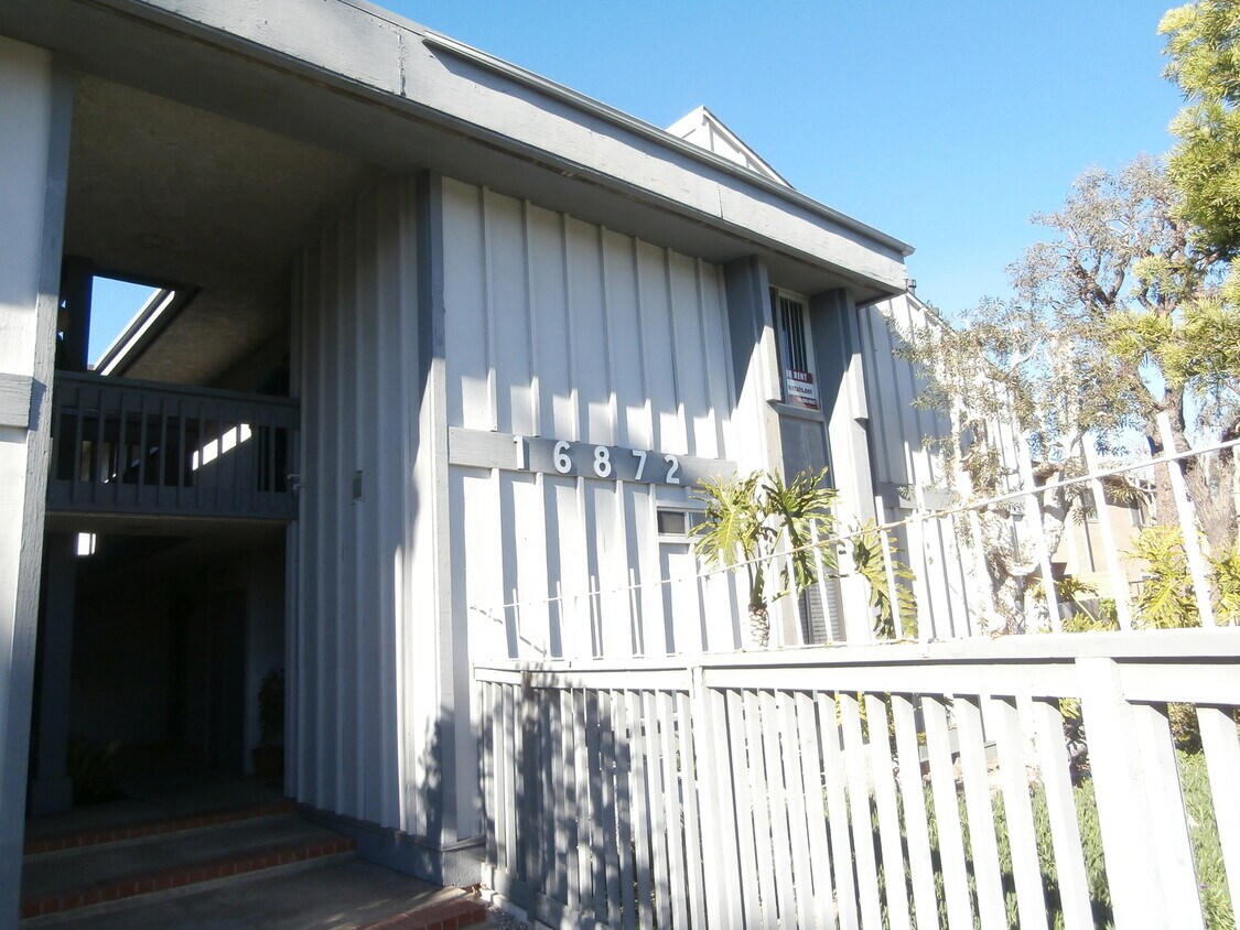 Foto principal - Upstairs Studio Condo in Huntington Harbor...