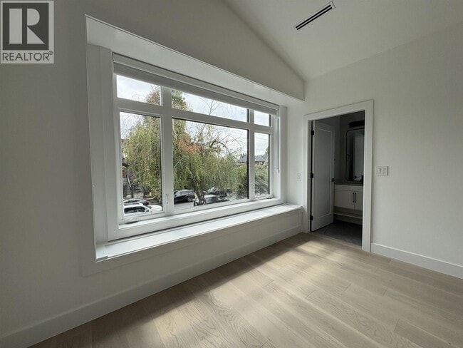 Building Photo - 945 E 28th Ave