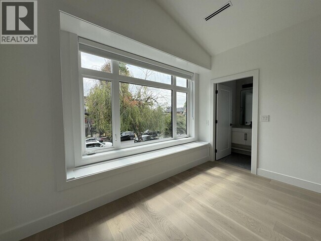 Photo du bâtiment - 945 E 28th Ave
