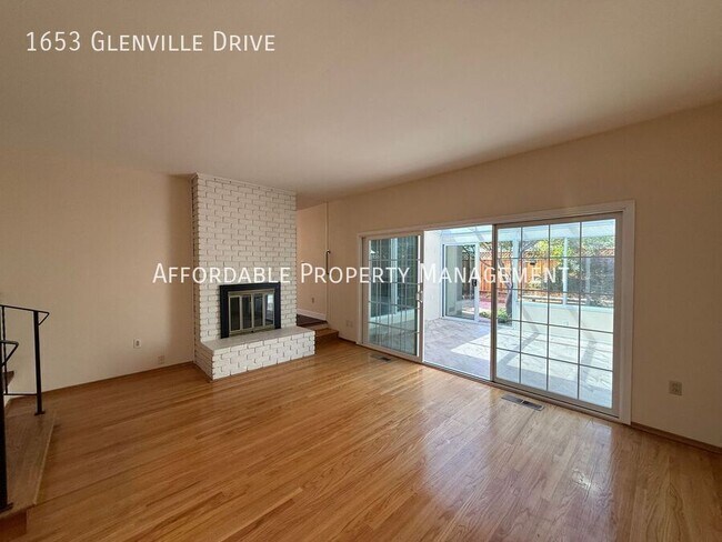 Foto del edificio - 1653 Glenville Dr