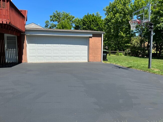 Foto del edificio - 8120 Remington Dr