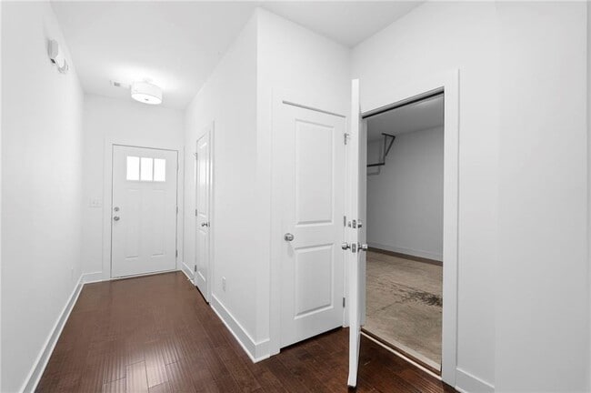 Building Photo - 1821 Edgehill Dr