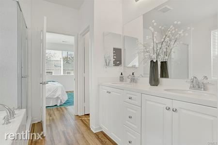 Building Photo - 4 br, 3 bath Duplex - 385 N Avelina Way