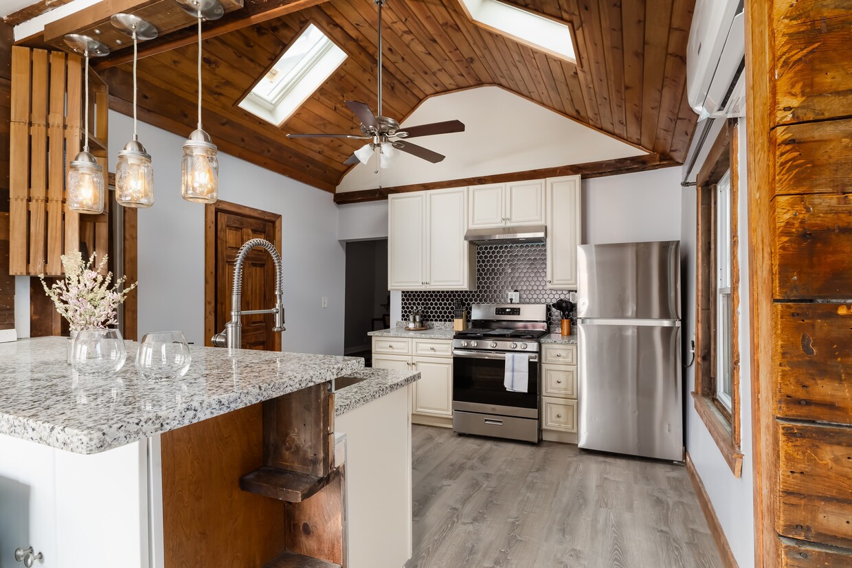 Fully equipped kitchen with skylights - 3147 N Spaulding Ave