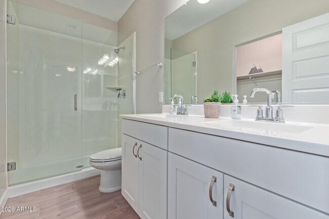 Foto del edificio - 8835 S 166th Ave