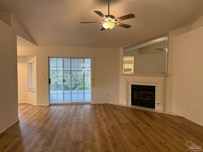 Foto del edificio - 1667 Condor Dr