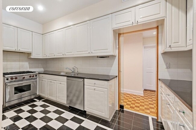 Building Photo - 16 E 84th St