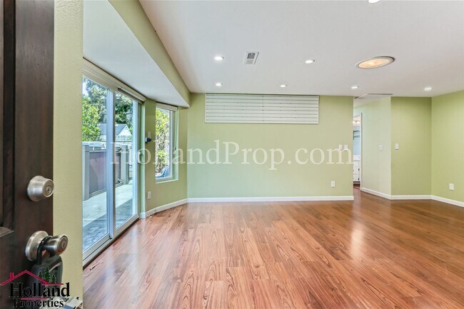 Building Photo - Gorgeous 3 Bedroom Home with SwimSpa Avail...