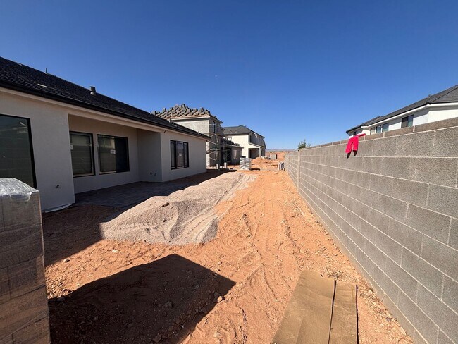 Building Photo - Brand New 4 bed 3 bath home in Desert Canyons