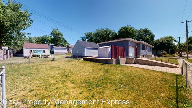 Building Photo - 3 br, 2 bath House - 1308 E 12th St.