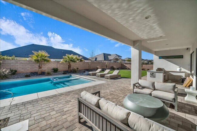 Foto del edificio - Beautiful 6-Bedroom, 5-Bathroom Home for R...