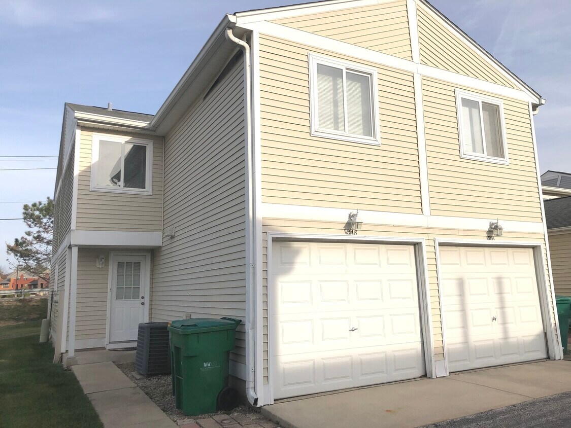 Primary Photo - 318 Meadow Green Ln