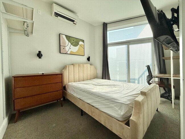 Foto del edificio - Furnished room/NOT APARTMENT