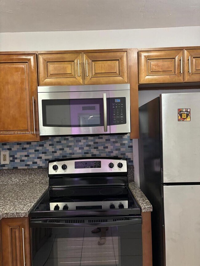 Foto del edificio - 482 NW 165th St
