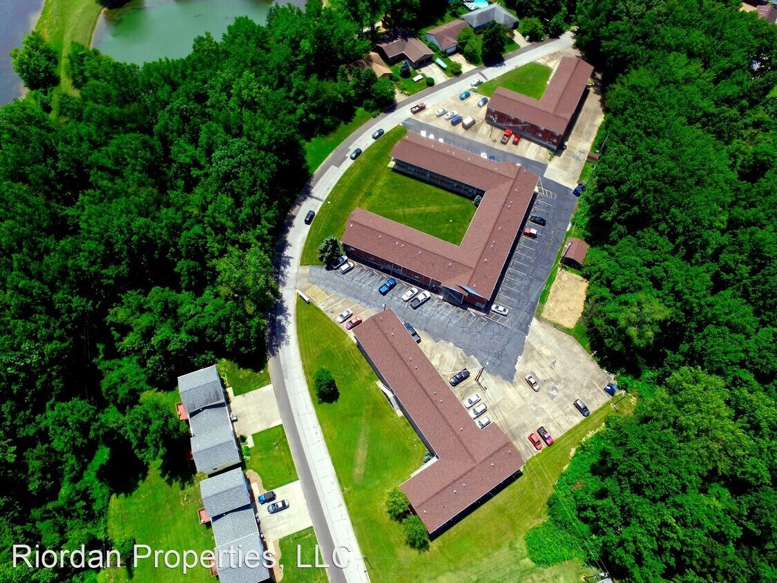 1156 Western Hills Dr, Evansville, IN 47720 Room for Rent in