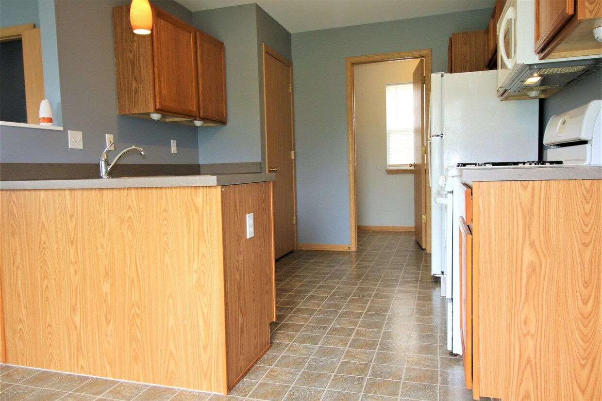 Primary Photo - 1400 Hunters Ridge Dr