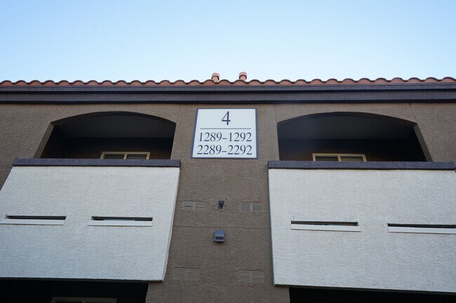 Foto del edificio - No showings until Dec 14, 2024