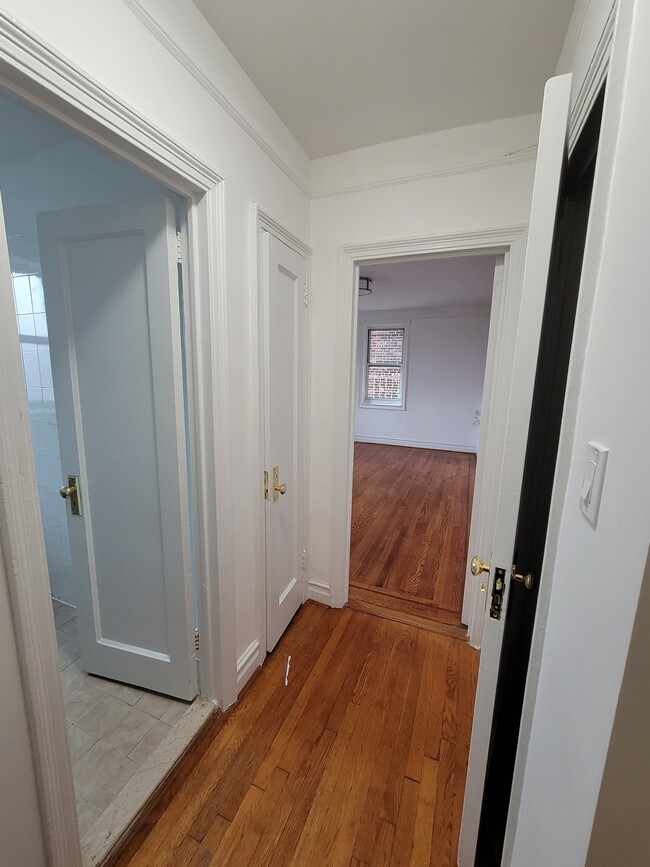 Building Photo - Newly Renovated large 1 bed in Sunnyside