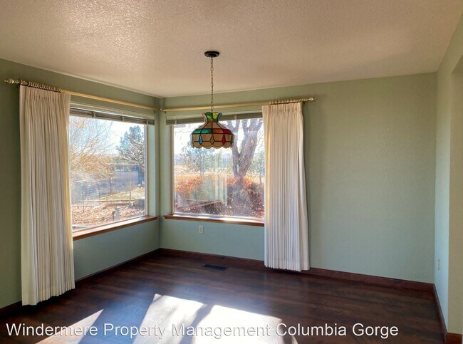 Foto del edificio - 3 br, 2 bath House - 813 D and H Rd