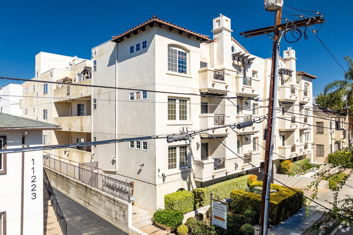 Alternar - NOHO ARTS Courtyard Apts