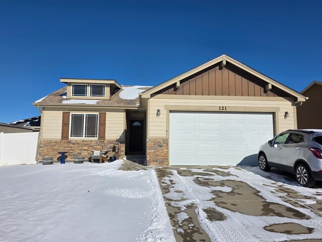 Building Photo - 121 Primrose Ct