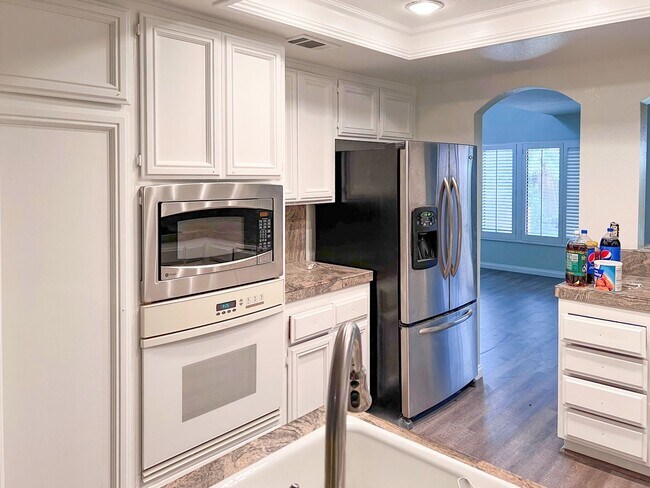 Building Photo - Rancho Santa Margarita Townhouse - 2 Bed /...