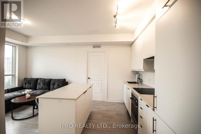 Photo du bâtiment - 30-730 Elm Dr W