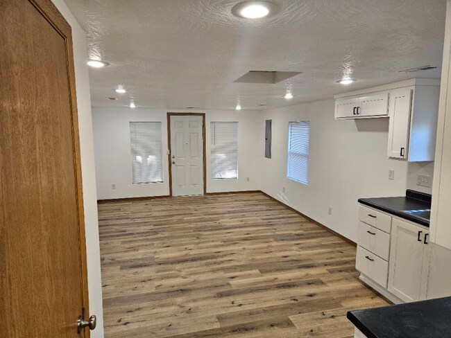 Building Photo - 2518 N Weller Ave