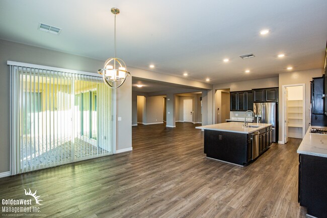 Foto del edificio - Welcome to this impressive single-story 4Bdm 3.5Ba residence located in a desirable Northwest Las...