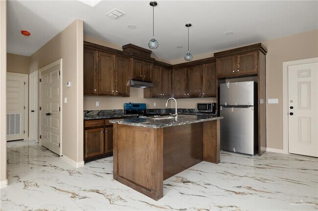 Building Photo - 303 Mistletoe Ave