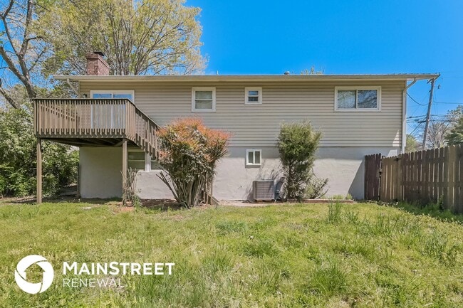 Building Photo - 713 W Meadecrest Dr