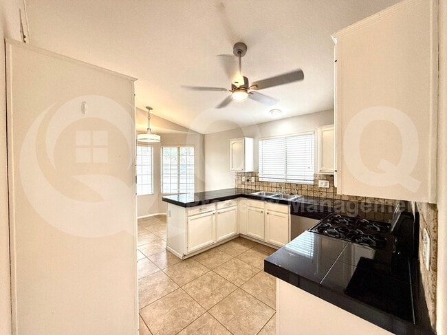 Foto del edificio - 142 W Smoke Tree Rd