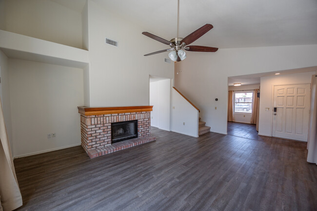 Foto del edificio - 1421 W Camino Ct